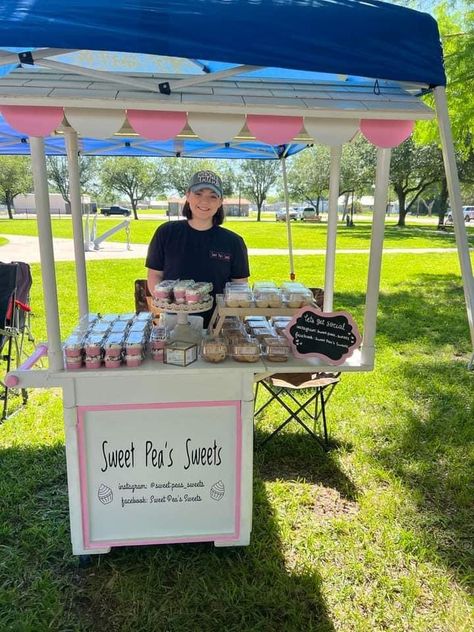 Sweet Stall Ideas, Cupcake Pop Up Shop Display, Baking Booth Display, Cookie Vendor Booth Ideas, Bake Sale Set Up, Bakery Pop Up Shop Display, Bake Sale Stand, Pop Up Bakery, Kids Bake Sale