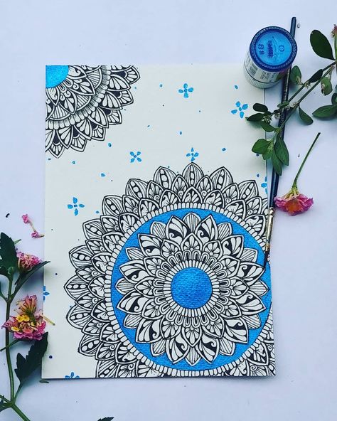 Mandala Artwork Design, Blue Mandala Art, Small Mandala, Mandala Arts, Mandala Sketch, Doodle Art Flowers, Easy Mandala Drawing, Mandala Doodle, Mandala Patterns