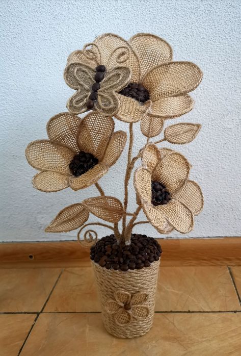 Burlap Flower Tutorial, Burlap Crafts Diy, Jute Twine Crafts, Jute Flowers, Winter Crafts Preschool, Twine Crafts, Jute Crafts, Rope Crafts Diy, Garden Crafts Diy