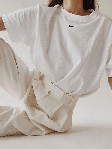 Oversized Shirt Outfit, Oversize Tshirt Outfits, Minimalist Moda, Portrait Photos, Foto Poses, Clothing Photography, Winter Trends, Nike Basketball, Tshirt Outfits