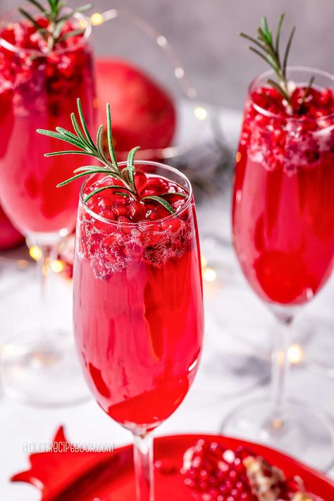 Christmas Prosecco Cocktail (Tintoretto) - Italian Recipe Book Holiday Champagne Cocktails, Poinsettia Drink, Cranberry Champagne Cocktail, Lime Garnish, Poinsettia Cocktail, Best Christmas Cocktails, Raspberry Juice, Kid Friendly Drinks, Champagne Drinks