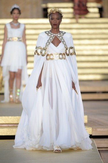 Dolce & Gabbana Herbst/Winter 2019-2020 Haute Couture - Fashion Shows | Vogue Germany Dolce Gabbana Alta Moda, 2019 Couture, Vogue Germany, Greek Fashion, Looks Chic, Couture Collection, Dolce & Gabbana, Womens Fashion Casual, Couture Fashion