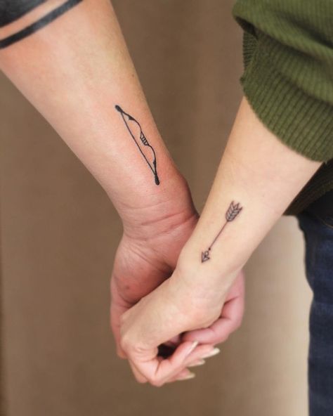 10 Wedding Ring Tattoos That’ll Make You Want to Get Inked Bows Tattoo, Boog Tattoo, Meaning Of Arrow Tattoo, Arrow Tattoos For Women, Tattoo Arrow, Ring Tattoo Designs, Arrow Tattoo Design, Couple Tattoos Unique, Tattoo Wedding Rings