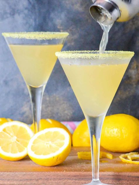 Lemon Martini Recipes Vodka, Low Calorie Lemon Drop Martini, Yellow Vodka Drinks, Lemon Martini Vodka, Vodka Limoncello Cocktail, Lemon Drop Cosmo, Lemoncello Martini Recipe, Lemon Cello Martini, How To Make A Lemon Drop Martini