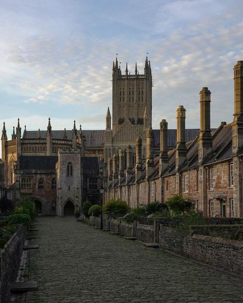 Chris Hayward • Photography • UK on Instagram: "Vicars Close, Wells 🇬🇧 An early more visit to this amazing Close with Architecture just as impressive. Vicars' Close, in Wells, Somerset, England, is claimed to be the oldest purely residential street with original buildings surviving intact in Europe. #beautifulstreets #cobblestones #somerset #architecturedesign #photosofbritain #uk #yourbritain #architecturephotography #weloveengland #architecturelover #ukshots #beautifulbritain #streetlook # Wells Somerset, Somerset England, Visiting England, Uk Photography, Beautiful Streets, Street Look, Tower Bridge, Somerset, Architecture Photography