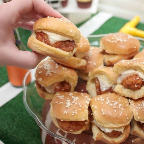 Buffalo Chicken Sliders made with Tyson's Deli Wings - Home. Made. Interest. Buffalo Chicken Sliders, Buffalo Chicken Sandwiches, Make Ahead Appetizers, Football Snacks, Fingerfood Party, Chicken Sliders, Football Party Food, Tailgating Recipes, Tailgate Food