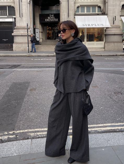 Coat With Scarf, Chic Outerwear, Uni Outfits, Grey Outfit, Outfit Look, Modest Fashion Outfits, Mode Inspo, 가을 패션, Outfit Inspo Fall