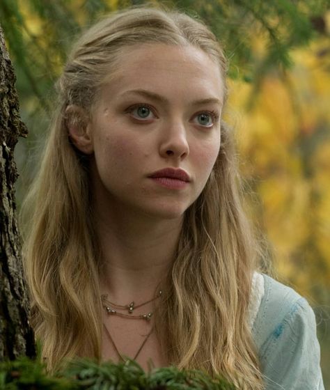 💗Amanda Seyfried💗’s Instagram photo: “Do you like to observe the nature and walk through it?🌲🌼🌳🍃🌺 @mingey #amandaseyfried #mingey #seyfreak #seyfried #amandaforever #amanda…” Alec Volturi, Daena Targaryen, High Cheekbones, Brown Hair Brown Eyes, Ben Barnes, Amanda Seyfried, Elle Fanning, Long Curly Hair, Round Face