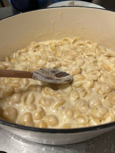 Momfessionals: White cheddar mac and cheese (and an easy dinner idea) Mac And Cheese Aesthetic, White Cheddar Mac And Cheese, White Mac And Cheese, Cheddar Mac And Cheese, White Cheddar, Food Therapy, Grain Foods, Yummy Comfort Food, Macaroni Cheese