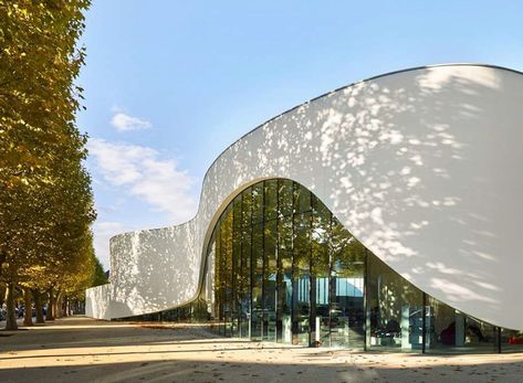 dominique coulon's flowing-shaped media library in france houses two cultural programs Circular Buildings, Round Building, Facade Architecture Design, Library Architecture, Architecture Design Drawing, Architecture Concept Drawings, Education Architecture, Architecture Design Concept, Building Facade