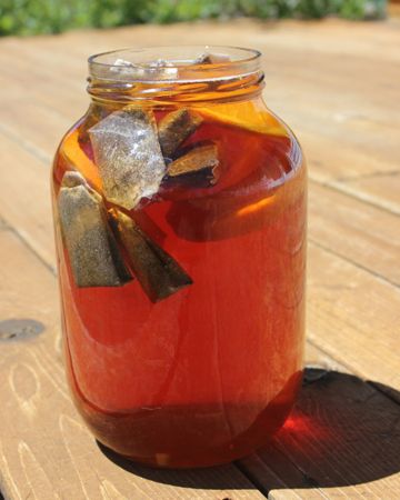 How to make easy summer sun tea Sun Tea Recipes, Sweet Tea Recipes, Sun Tea, Iced Tea Recipes, Summer Tea, Sweet Drinks, Brunch Ideas, Summer Treats, Sweet Tea