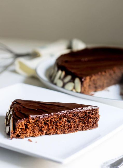 Reine de Saba (Julia Child's Chocolate and Almond Cake). Rich, simple, and perfectly chocolate-y! Recipe via MonPetitFour.com Saba Recipe, French Cooking Recipes, Cherry Clafoutis, Recipes To Try At Home, Julia Child Recipes, Flourless Chocolate Cakes, Almond Cake, Flourless Chocolate, French Cooking