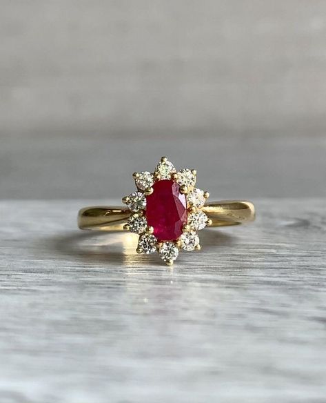 Ruby Ring Designs Unique, Ruby Ring Designs, Class Jewelry, Antique Ruby Ring, Fashion Jewelry Necklaces Gold, Gold Jewelry Prom, Simple Necklace Designs, Hand Jewelry Rings, Unique Gold Jewelry Designs