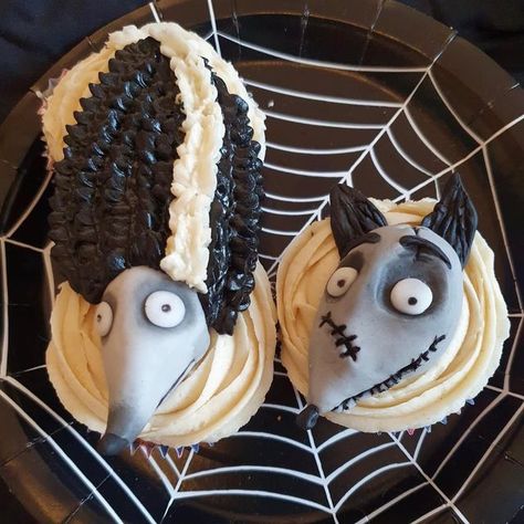 Tim Burton Food, Lean Core, Gothic Cakes, Gothic Cake, Kitty Girl, Bobbing For Apples, White Chapel, Animal Cupcakes, Beetle Juice