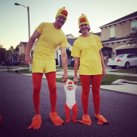 59 Family Halloween Costumes That Are Clever, Cool And Extra Cute | HuffPost Goose Halloween Costume, Diy Family Halloween Costumes, Adams Family Costume, Honk Jr, Duck Halloween Costume, Goose Costume, Hunting Family, Duck Costume, Chicken Halloween