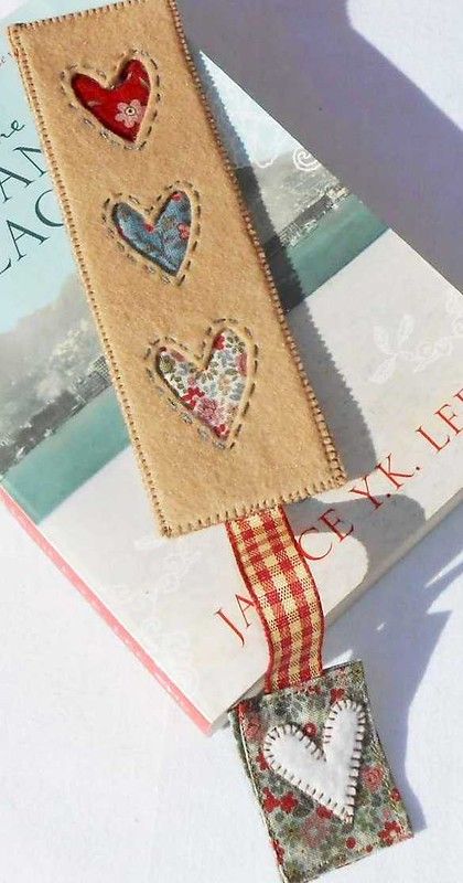 Making Bookmarks, Felt Bookmark, Heart Bookmark, Felt Embroidery, Diy Bookmarks, Book Markers, Wool Projects, Small Sewing Projects, Handmade Book