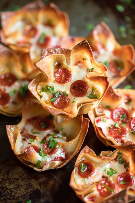 Wonton Pizza Cups - Easy Cheesy Pizza Bites! - Peas and Crayons Wonton Pizza Cups, Easy Wontons, Wonton Pizza, Wonton Wrapper Recipes Appetizers, Pizza Appetizer, Wonton Wrapper Recipes, Individual Appetizers, Pizza Cups, Wonton Cups