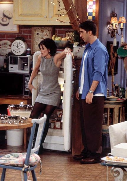 Monica And Ross, Ross And Monica, Ross Outfits, Sisters Goals, Matt Leblanc, David Schwimmer, Ross Geller, Friends Season, Matthew Perry