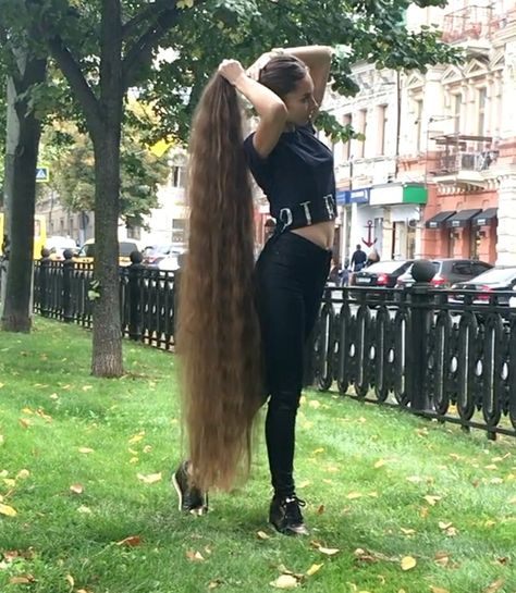 VIDEO - The best type of street show Hair Display, Long Hair Models, Extremely Long Hair, Long Hair Play, Long Face Hairstyles, Face Shape Hairstyles, Really Long Hair, Hair Girls, Long Hair Video