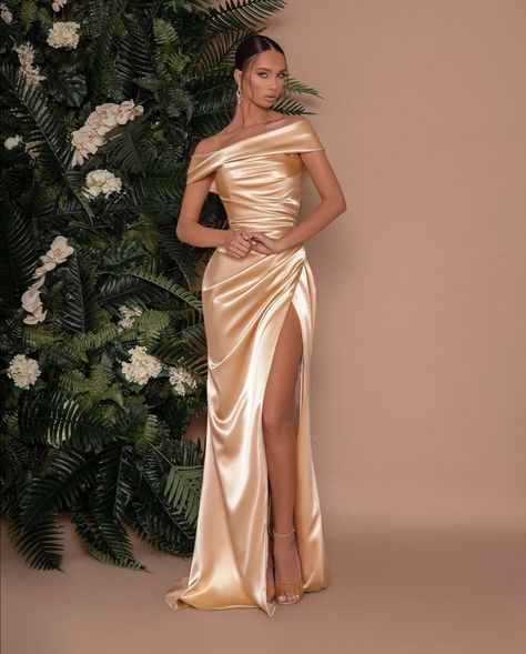 Gala Dress Inspiration, Mermaid Gown Design, Poses In Formal Dress, Bridesmaid Dress Styles Satin, Champagne Dress Formal, Birthday Long Dress, Formal Dress Corset, Dresses Soiree, Elegant Gold Dress