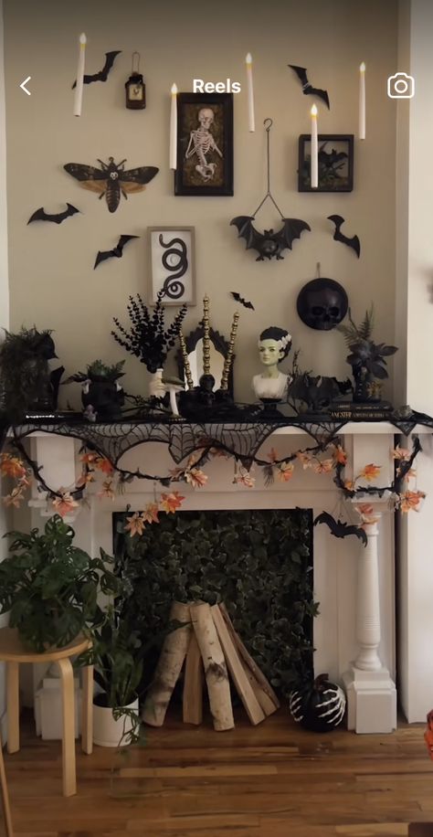 Halloween Cabin, Halloween Decor Diy Indoor, Halloween Decorations Inside, Aesthetic Halloween Wallpaper, Mantle Design, Halloween Costum, Scary Party, Halloween Mantle Decor, Halloween Fireplace