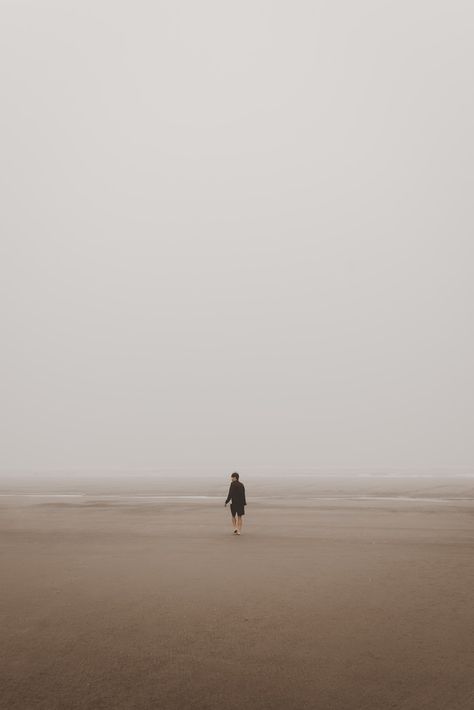 Download this free HD photo of beach, minimalist, desert and single person in United States by Clay Banks (@claybanks) #beach #waves #photo #photography #beige Composition Photo, Brown Sand, Minimal Photography, Minimalist Photos, Image Nature, Whatsapp Dp Images, Red String, Minimalist Photography, Man Standing