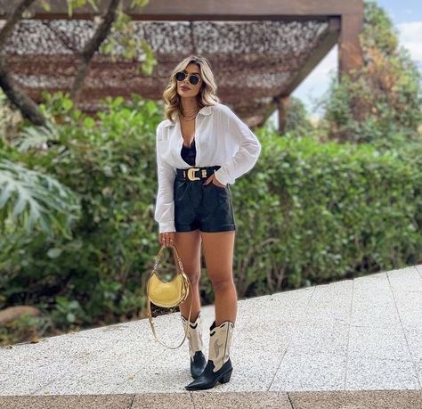 Cowboy Boots And Shorts Outfit Summer, Outfit Botas Cowboy Mujer, Pizza Night Outfit, Look Bota Country, Leather Shorts And Cowboy Boots, Bota Western Look, Cowgirl Booties Outfits, Look Bota Western, Tequila Outfit