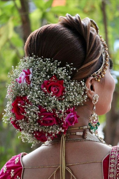 Bridal Bun Hairstyle, Hairstyles For Indian Wedding, Bridal Hair Decorations, Wedding Bun, Flower Bun, Indian Bride Makeup, Bridal Bun, Bridal Hairdo, Traditional Hairstyle