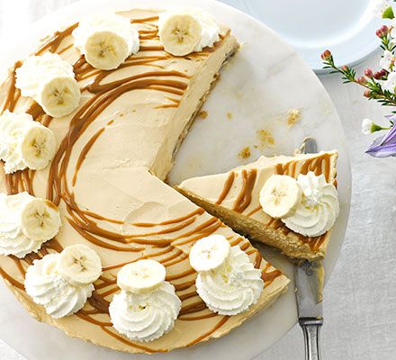 Banoffee cheesecake: Cheesecake meets banoffee pie in this creamy caramel dessert, guaranteed to impress at a dinner party or occasion Festive Cheesecake, Banoffee Cheesecake, Caramel Dessert, Caramel Desserts, Creamy Caramel, Banoffee Pie, Digestive Biscuits, Bbc Good Food Recipes, Food Cakes