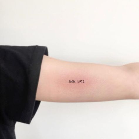 Microtattoo Simple Tiny Tattoo, 1972 Tattoo, Minimal Inspiration, Writing Tattoos, Inspiration Tattoos, Dad Tattoos, Classy Tattoos, Discreet Tattoos, Tattoo Feminina