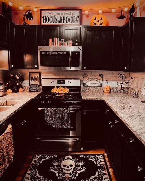 Goth Kitchen Ideas, Gothic Kitchen Decor, Goth Kitchen Decor, Goth Kitchen, Gothic Kitchen, Spooky Kitchen, Halloween Kitchen Decor, Image Halloween, Casa Halloween