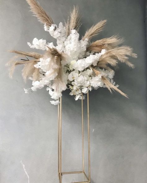 White Wedding Decorations, Wedding Backdrop Design, Grass Wedding, Wedding Venue Decorations, Boho Wedding Decorations, Flower Arrangements Diy, Neutral Wedding, Flower Backdrop, Wedding Table Centerpieces