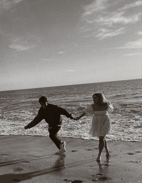 Black & white beach couple film photos in malibu Black And White Beach Engagement Photos, Film Beach Engagement Photos, Vintage Beach Engagement Photos, Soulmates Aesthetic, Unconventional Aesthetic, Pre Wedding Praia, Engagement Photo Shoot Beach, Film Engagement Photos, Aesthetic Romance