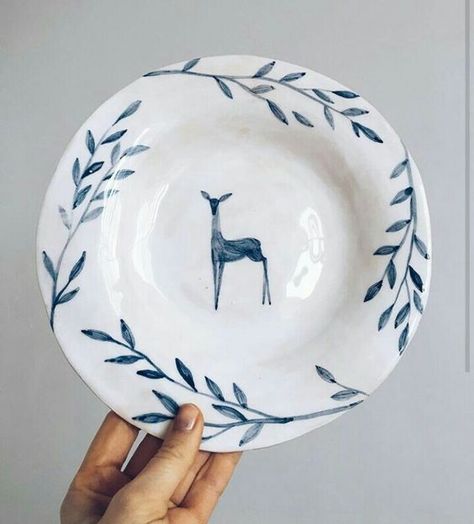 Ceramic Cutlery, Painted Ceramic Plates, Diy Pottery Painting, Blue Plate, Tanah Liat, Pottery Painting Designs, Soyut Sanat Tabloları, Keramik Design, Pottery Crafts