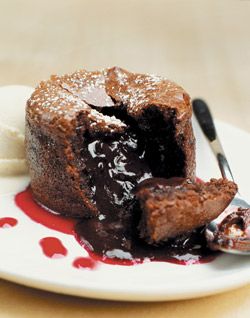 OMG! This is absolutely the BEST chocolate dessert I've ever had! The famous Roy's Chocolate Souffle. Valentines Goodies, Cakes Easy, Best Chocolate Desserts, Souffle Recipes, Chocolate Souffle, Chocolate Lava, Chocolate Lava Cake, Lava Cake, Chocolate Cakes