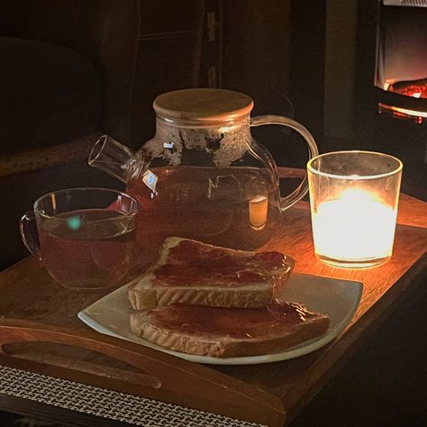 Toast And Tea Aesthetic, Orange Tea Aesthetic, Fall Tea Aesthetic, Red Cozy Aesthetic, Tea At Night Aesthetic, Cosy Evening Aesthetic, Evening Tea Aesthetic, Autumn Tea Aesthetic, Cozy Tea Aesthetic