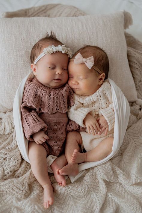 Newborn Twin Outfits, Twin Babies Girls, Twin Babies Aesthetic, Twins Baby Girl, Twin Babies Pictures, Babies Aesthetic, Twin Newborn Photography, Twins Aesthetic, Twins Outfit