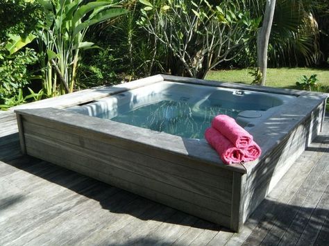 Outdoor-Whirlpool mit den gleichen Terrassenplatten verkleiden Outdoor Whirlpool, Terrace Tiles, Butterfly Garden Design, Balkon Decor, Hot Tub Garden, Jacuzzi Outdoor, Patio Tiles, Outdoor Sauna, Deck Tile