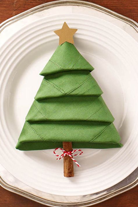 A Fun and Easy Holiday Craft: Christmas Tree Napkins. Get ready to impress your guests when you learn how to transform a green dinner napkin into a Christmas tree for your plate. Homemade Christmas Table Decorations, Christmas Tree Napkin Fold, Christmas Napkin Folding, Homemade Christmas Tree, Diy Christmas Table, Christmas Specials, Christmas Tree Napkins, Frugal Christmas, Napkin Folds