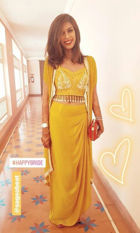 Beautiful yellow blouse Indian Festive Wear Dresses, Yellow Designer Dress, Outfit For Pithi Function, Yellow Haldi Dress, New Trending Dresses Indian, Haldi Dhoti Outfit, Mehendi Outfits Yellow, Pithi Outfit, Indowestern Outfits For Haldi Function