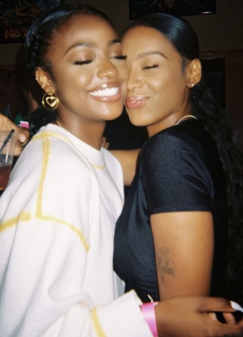 Justine Skye Outfits, Teenage Fun, Baddie Friends, Raven Tracy, Friends Hugging, Justine Skye, Black Sisters, Ace Family, Friends Pics