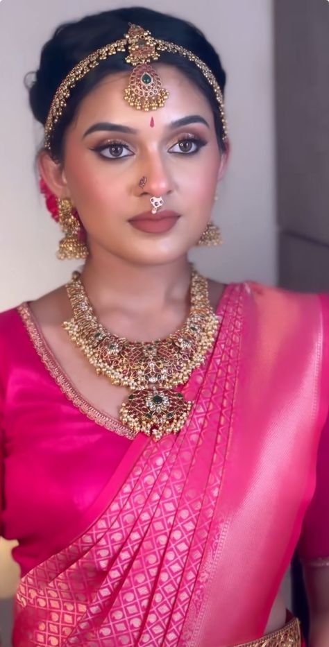 Dusky Bridal Makeup Indian, Dusky South Indian Bride, Wedding Makeup South Indian, Muhurtham Makeup Look, Wedding Saree For Dusky Skin Tone, Bridal Makeup South Indian Wedding, Hd Makeup Looks Bridal Indian, Pink Saree Bride, Dusky Skin Makeup Indian Bride