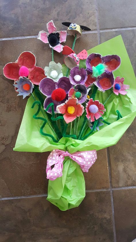 Egg Carton Flower Bouquet  inspired by http://pin.it/YVzRMR8 Egg Cartoon, Fair Crafts, Homemade Flowers, Egg Carton Flowers, Preschool Class, Cartoon Flowers, Upcycle Recycle, Egg Carton, Art Activities