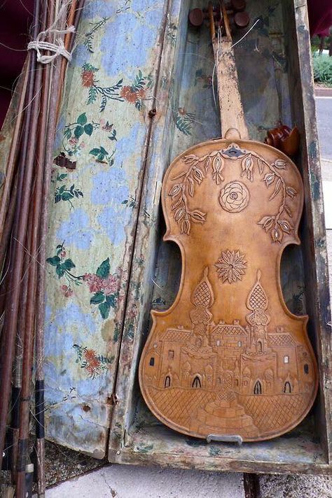 Vintage violin with engraved art Old Violin, Facebook Photos, Violinist, String Instruments, Classical Music, Music Stuff, Perfume Bottle, Rococo, Music Art