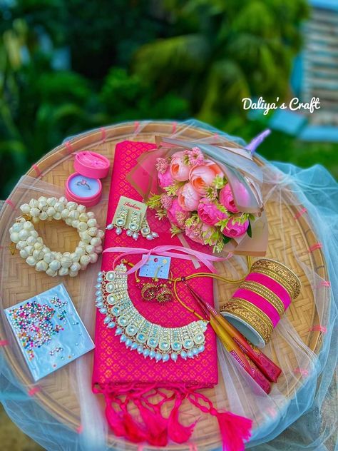 Saree Packaging Ideas, Ideas For Frames, Aesthetic Packaging Ideas, Engagement Plate, Aesthetic Packaging, Jewellery Photoshoot, Adorable Aesthetic, Wedding Gift Hampers, Desi Vibes