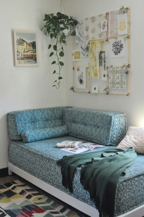 Turn Single Bed Into Couch, Turn Twin Bed Into Couch, Using A Twin Bed As A Couch, Turn A Bed Into A Couch, Twin Bed Daybed Couch Diy Sofa, Diy Couch With Twin Mattress, Queen Bed Into Dyi Daybed, Daybed Couch, Divan Cama