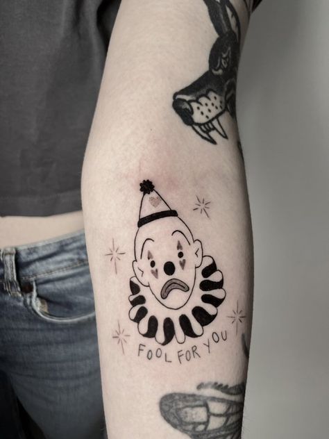 Circus Tattoo, Full Hand Tattoo, Chest Tattoo Ideas, Vintage Tattoo Art, Serpent Tattoo, Surreal Tattoo, Clown Tattoo, Alien Tattoo, Discreet Tattoos