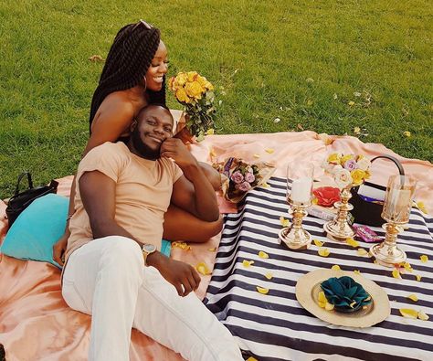 10 First Date Ideas Straight From the Black Love Community | Black Love Picnic Engagement Photos, First Date Ideas, Picnic Engagement, Romantic Questions, Picnic Inspiration, Cute Date Ideas, Black Dating, Romantic Photos Couples, Romantic Picnics