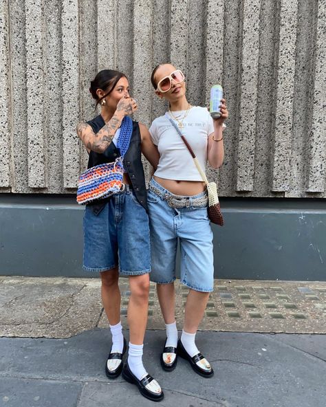 Outfits Jorts, Summer Shoes 2023, Y2k Fashion Outfits, Aesthetic Guy Outfits, Aesthetic Guy, Aesthetic Y2k Outfits, Jorts Outfit, Y2k Fashion Outfit, Guy Outfits