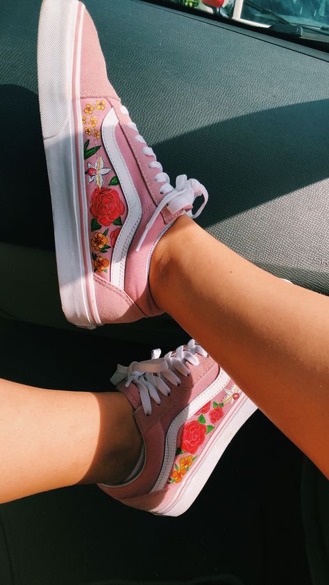 hand painted flowers on some pink “old skool” vans 🤪 Vans With Flowers, Painting Vans Ideas, Painted Vans Old Skool, Vans Custom Ideas, Vans Shoes Fashion, Vans Painted, Custom Vans Shoes, Painted Shoes Diy, Old Skool Vans